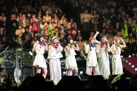 初武道館公演で熱唱する「Ｌｉｔｔｌｅ　Ｇｌｅｅ　Ｍｏｎｓｔｅｒ」の（左から）ｍａｎａｋａ　、麻珠、アサヒ、芹奈、かれん、ＭＡＹＵ＝日本武道館