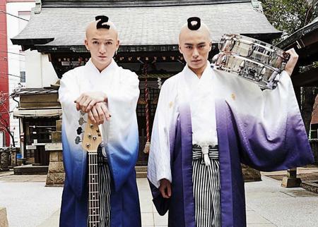 　特殊メークで気合の「２０歳カット」を披露したＤＩＳＨ／／の小林龍二（左）と泉大智＝東京・恵比寿神社
