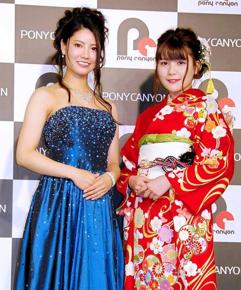 　キャバ嬢風衣装でプロレス愛を語った倉持明日香（左）と新成人の高橋胡桃＝東京・ポニーキャニオン本社