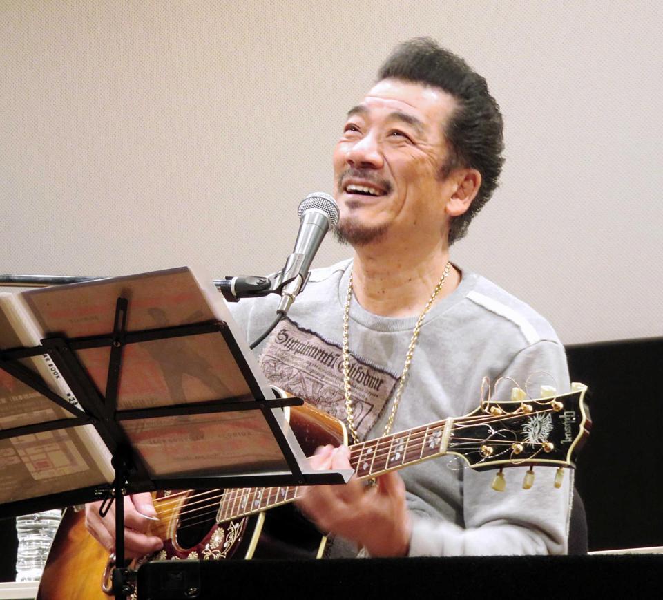 　エルヴィス・プレスリーへの思い込め、弾き語りで熱唱した宇崎竜童＝東京・日本橋公会堂