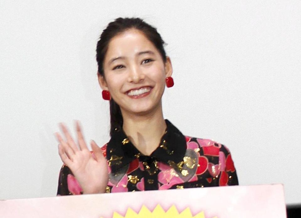 映画「僕らのごはんは明日で待ってる」の舞台挨拶を行った新木優子＝大阪市内
