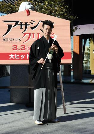 紋付き袴姿で記念撮影に納まる斎藤工＝東京・赤城神社（撮影・開出牧）