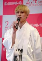 袴姿で登場し抱負を語る坂口健太郎＝東京大神宮（撮影・開出牧）