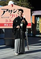 紋付き袴姿で記念撮影に納まる斎藤工＝東京・赤城神社（撮影・開出牧）