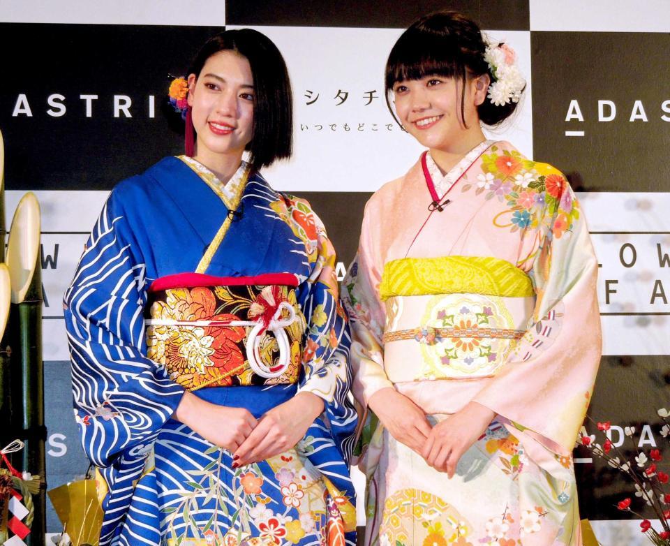 　「ドッキリ成人会見」に登場した三吉彩花（左）と松井愛莉