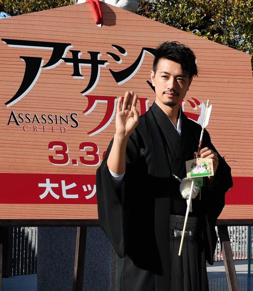 紋付き袴姿でポーズを決める斎藤工＝東京・赤城神社（撮影・開出牧）