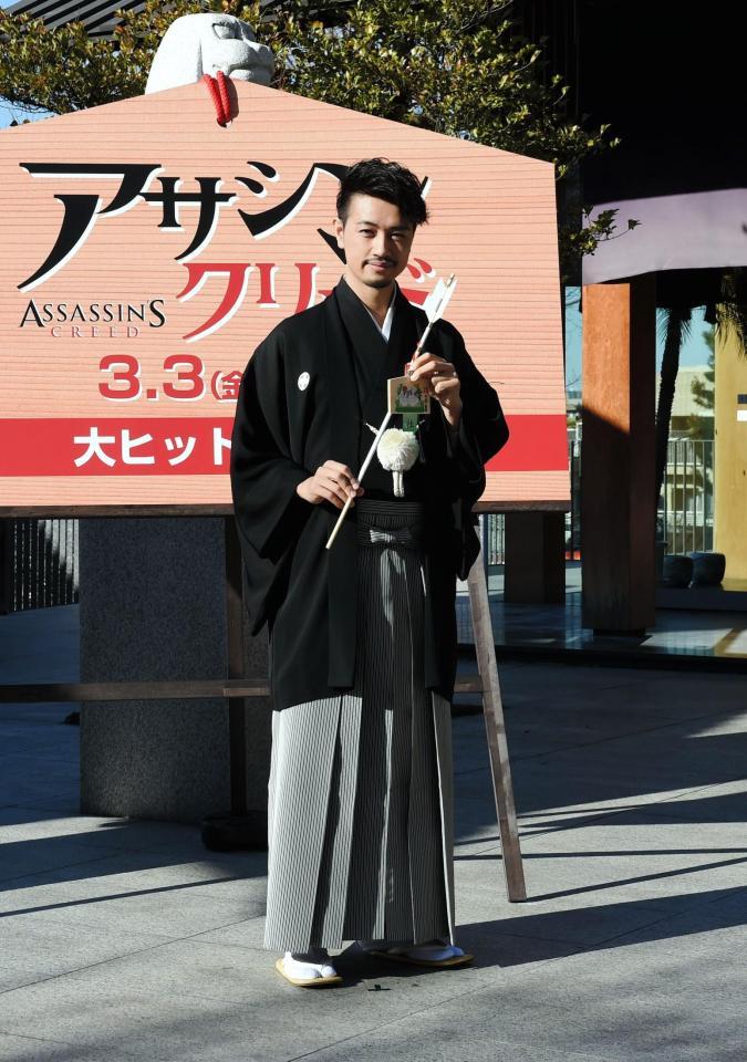 紋付き袴姿で記念撮影に納まる斎藤工＝東京・赤城神社（撮影・開出牧）