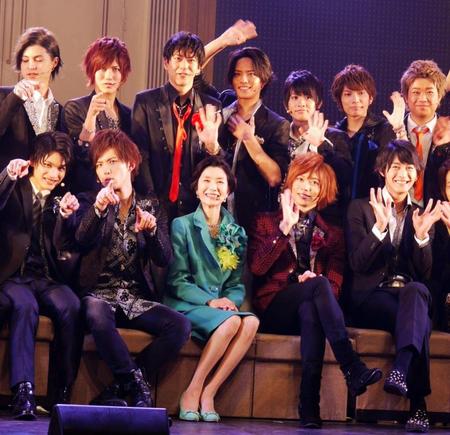 ホスト役のイケメンに囲まれる手塚理美（中央）＝東京・池袋サンシャイン劇場