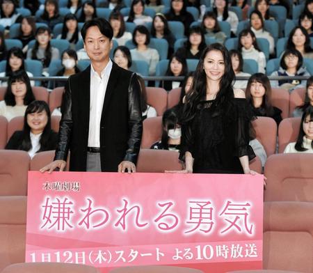 観席の中でポーズを決める椎名桔平（左）と香里奈＝お台場シネマメディアージュ（撮影・棚橋慶太）
