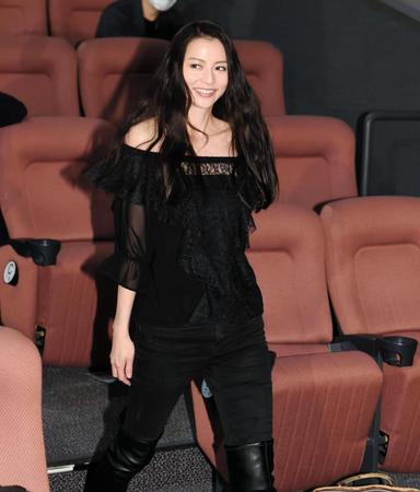 観客の声援に笑顔をみせる香里奈＝お台場シネマメディアージュ（撮影・棚橋慶太）