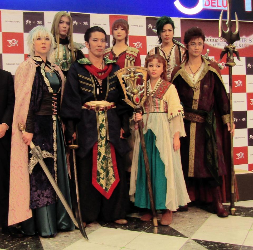 舞台化される「ロマンシング　サガ」の製作発表に臨んだ（前列左から）緒月遠麻、清水順二、新垣里沙、馬場良馬、（後列左から）中村誠治郎、長谷川かすみ、村瀬文宣