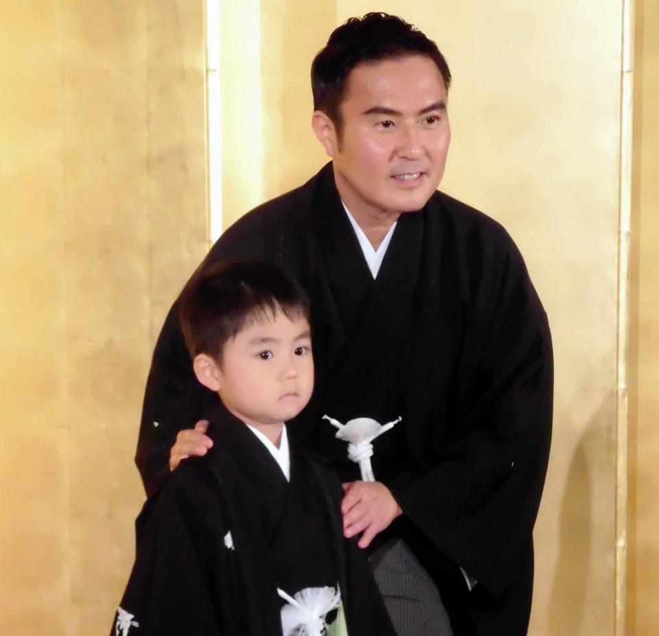 市川右團次と二代目市川右近を襲名した長男・タケル君