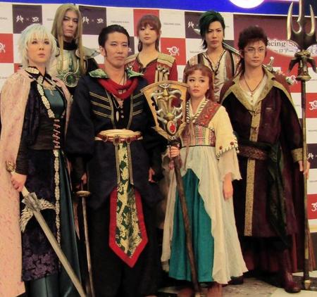 舞台化される「ロマンシング　サガ」の製作発表に臨んだ（前列左から）緒月遠麻、清水順二、新垣里沙、馬場良馬、（後列左から）中村誠治郎、長谷川かすみ、村瀬文宣