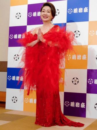 初の座長公演の初日を終え、会見する由紀さおり＝東京・明治座