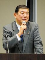 意見を述べる、石破茂国務大臣＝東京・御成門