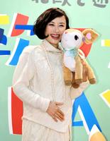 　お腹に手を当てながら笑顔をみせる山口もえ＝東京・二子玉川ライズ