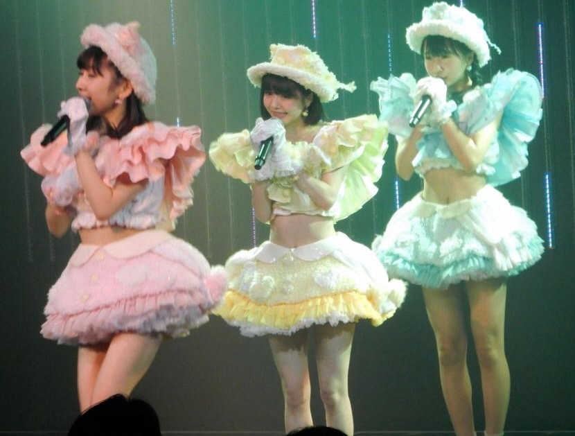 新チームとなって初めての公演を行った山本彩加（右）らＮＭＢ４８チームＮ＝大阪・難波