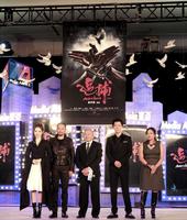 　会見した（左から）チー・ウェイ、チャン・ハンユー、ジョン・ウー監督、福山雅治、アンジェルス・ウー＝中国・北京