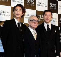 笑顔で撮影に納まる窪塚洋介、マーティン・スコセッシ監督、浅野忠信＝東京・ＴＯＨＯシネマズ六本木ヒルズ（撮影・開出牧）