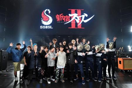「新宿スワン２」スペシャルライブに出演した（前列左から）ＵＶＥＲ　ｗｏｒｌｄ、綾野剛、ＭＡＮ　ＷＩＴＨ　Ａ　ＭＩＳＳＩＯＮ、（後列）ＭＹ　ＦＩＲＳＴ　ＳＴＯＲＹ＝横浜アリーナ