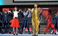 「ＰＰＡＰ」を披露するピコ太郎と桐谷美玲＝ベルサール汐留（撮影・金田祐二）