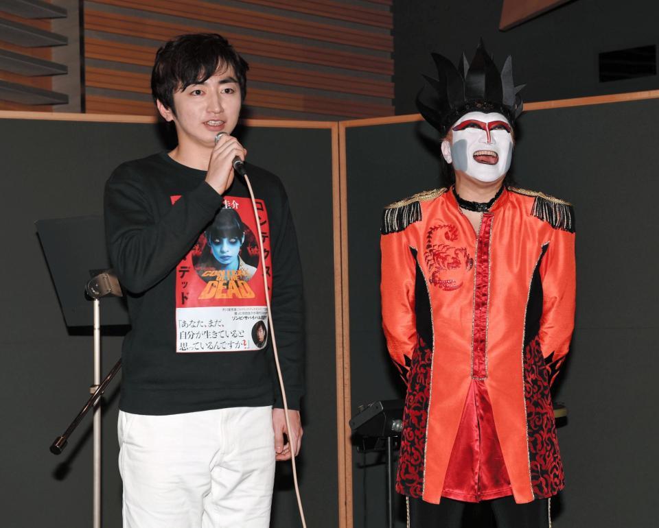 羽田圭介氏（左）のあいさつに大爆笑のデーモン閣下＝都内