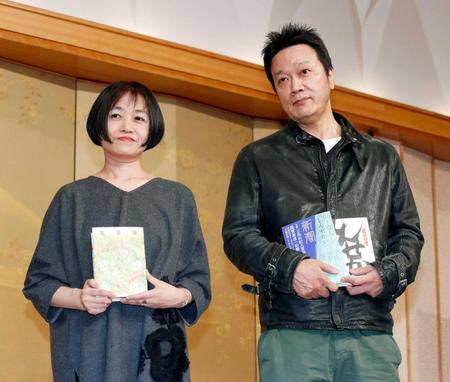 　第１５６回芥川賞に決まった山下澄人さん（右）と直木賞の恩田陸さん＝都内