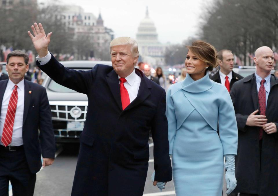 　パレードする大統領夫妻