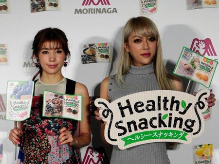「ヘルシースナッキング」のＰＲイベントに登場した仲里依紗（左）とＧＥＮＫＩＮＧ＝東京・港区の森永プラザビル