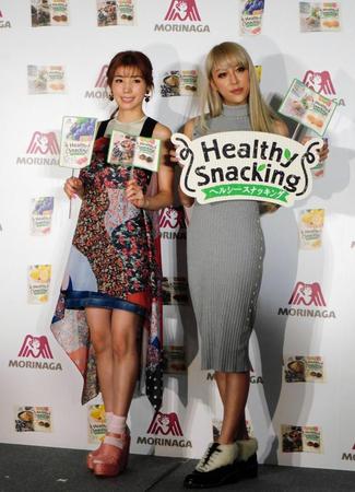 「ヘルシースナッキング」のＰＲイベントに登場した仲里依紗（左）とＧＥＮＫＩＮＧ＝東京・港区の森永プラザビル