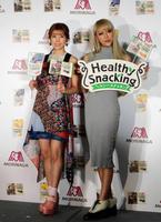 「ヘルシースナッキング」のＰＲイベントに登場した仲里依紗（左）とＧＥＮＫＩＮＧ＝東京・港区の森永プラザビル