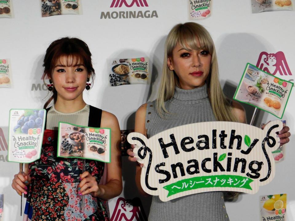 「ヘルシースナッキング」のＰＲイベントに登場した仲里依紗（左）とＧＥＮＫＩＮＧ＝東京・港区の森永プラザビル