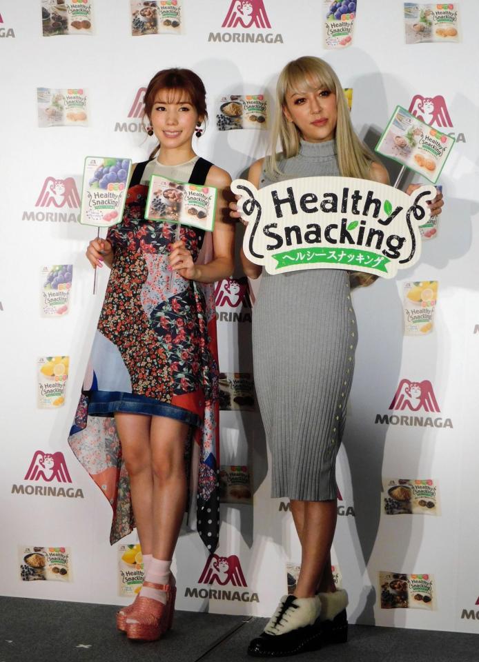 「ヘルシースナッキング」のＰＲイベントに登場した仲里依紗（左）とＧＥＮＫＩＮＧ＝東京・港区の森永プラザビル
