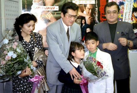 １９９１年５月、舞台あいさつで亜季子夫人（左）と子どもたちに囲まれる松方弘樹さん。右端は山城新伍さん