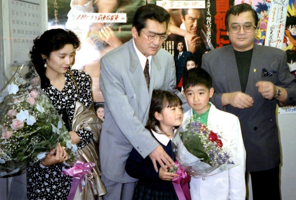 １９９１年５月、舞台あいさつで亜季子夫人（左）と子どもたちに囲まれる松方弘樹さん。右端は山城新伍さん