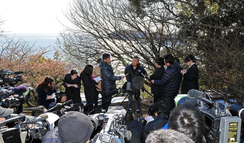 大勢の報道陣の前で松方弘樹さんとの思い出を語る梅宮辰夫＝神奈川県内（撮影・棚橋慶太）