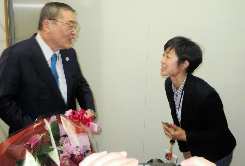 有働由美子アナウンサー（右）からあいさつをされる籾井勝人会長＝東京・渋谷のＮＨＫ