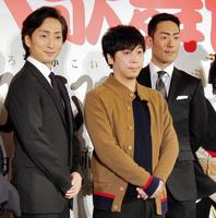 製作発表に出席した（左から）中村七之助、蓬莱竜太氏、中村勘九郎＝マンダリンオリエンタルホテル東京