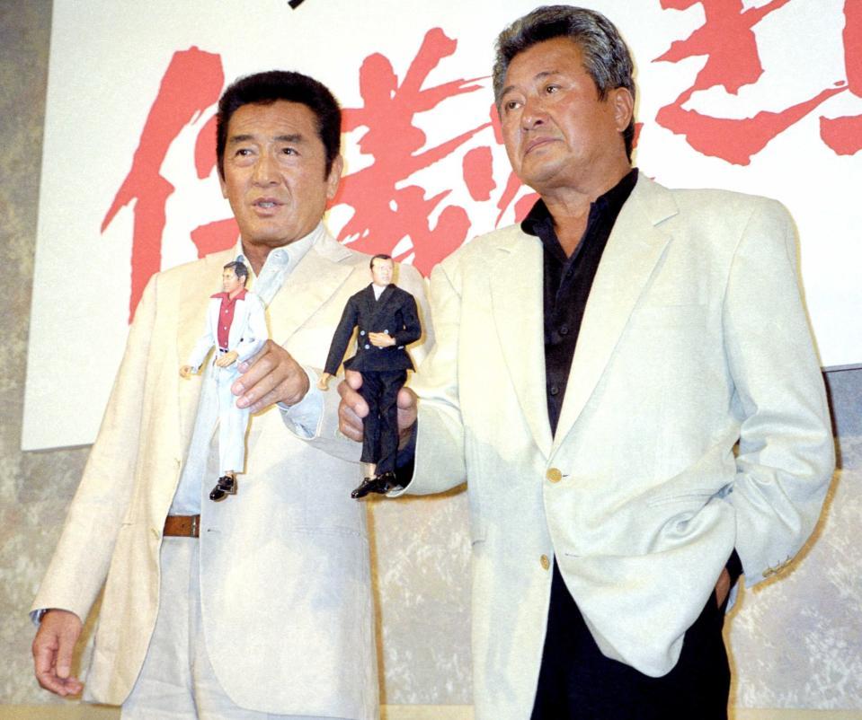 　０２年　「仁義なき戦い」のフィギュアを手にする松方弘樹さん（左）と梅宮辰夫