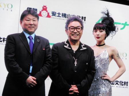 公開オーデションでＭＶＰに輝いたａｃｈａさん（右）とコロッケ（中央）＝東京・麻布十番のＣＲＯＫＥＴ　ＭＩＭＩＣ　ＴＯＫＹＯ