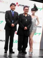 公開オーデションでＭＶＰに輝いたａｃｈａさん（右）とコロッケ（中央）＝東京・麻布十番のＣＲＯＫＥＴ　ＭＩＭＩＣ　ＴＯＫＹＯ