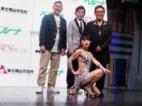 公開オーデションでＭＶＰに輝いたａｃｈａさん（前列）と（後列右から）コロッケ、×－ＧＵＮのさがね正裕と西尾秀隆＝東京・麻布十番のＣＲＯＫＥＴ　ＭＩＭＩＣ　ＴＯＫＹＯ