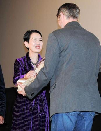 マッツ・ミケルソンに花束を渡す樋口可南子（左）＝ＴＯＨＯシネマズ六本木（撮影・三好信也）