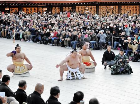 　雲竜型の土俵入りを初披露する新横綱・稀勢の里