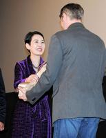 マッツ・ミケルソンに花束を渡す樋口可南子（左）＝ＴＯＨＯシネマズ六本木（撮影・三好信也）