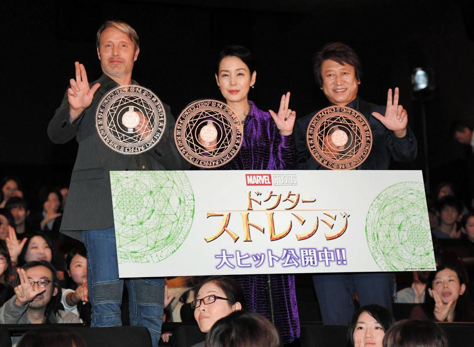 舞台あいさつに登場した（左から）マッツ・ミケルセン、樋口可南子、井上和彦＝東京・ＴＯＨＯシネマズ六本木（撮影・三好信也）