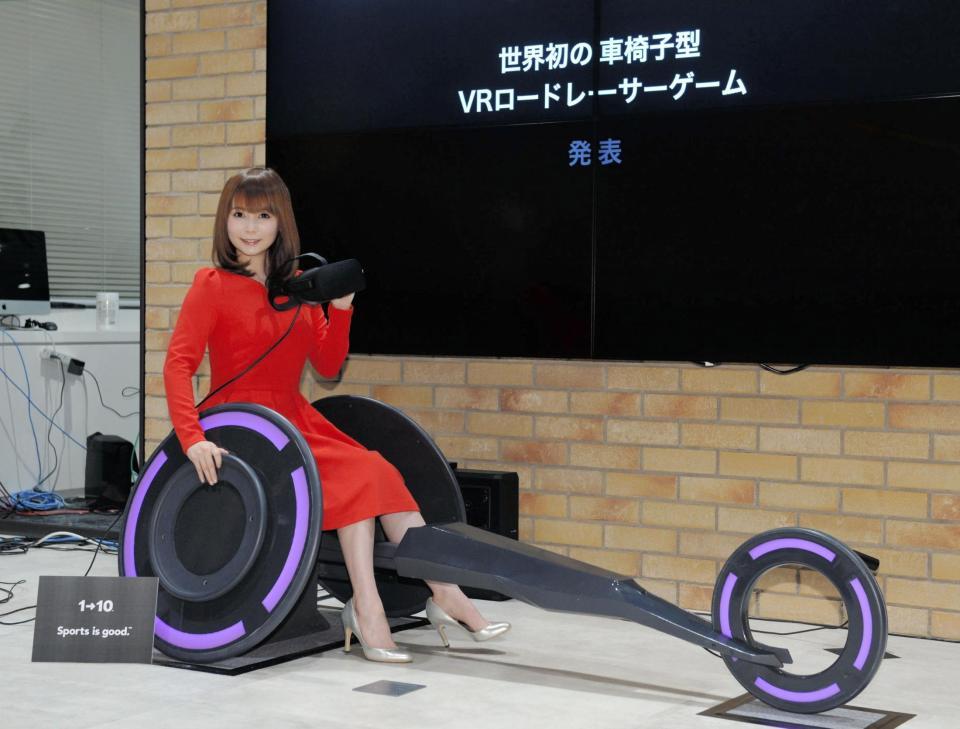 　ＣＹＢＥＲ　ＷＨＥＥＬ発表で試乗体験する中川翔子＝東京・スフィアタワー天王洲（撮影・開出牧）