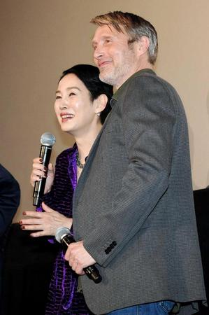 　マッツ・ミケルセンの気さくさに感激する樋口可南子（左）
