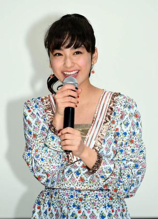 舞台あいさつで笑顔をふりまく平祐奈＝東京・丸の内ＴＯＥＩ(1)（撮影・開出牧）