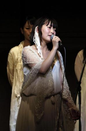 ちびっ子も見守る中でライブを行った坂本美雨＝東京・千代田区のＴＦＭホール